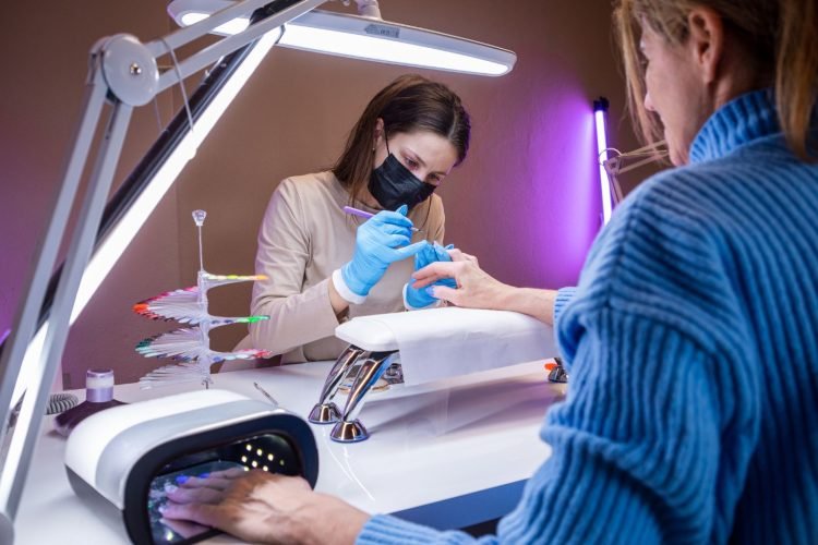 Tuyển thợ nails tại LA